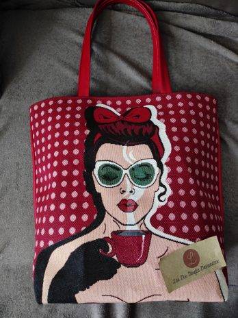 sac cabas femme au café