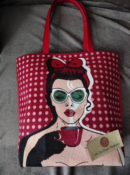 sac cabas femme au café